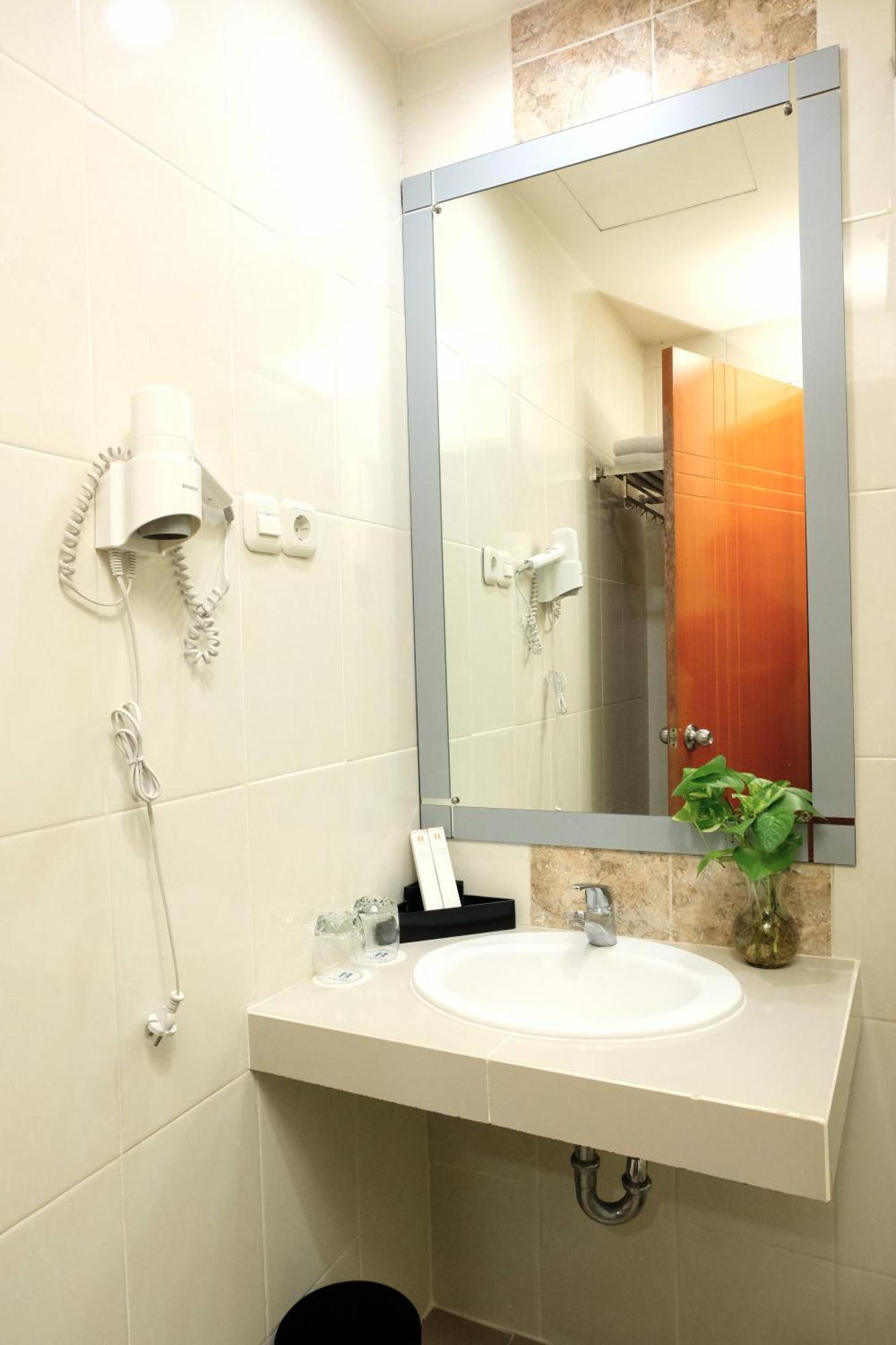 Halogen Hotel Airport Surabaya Sidoarjo Ngoại thất bức ảnh